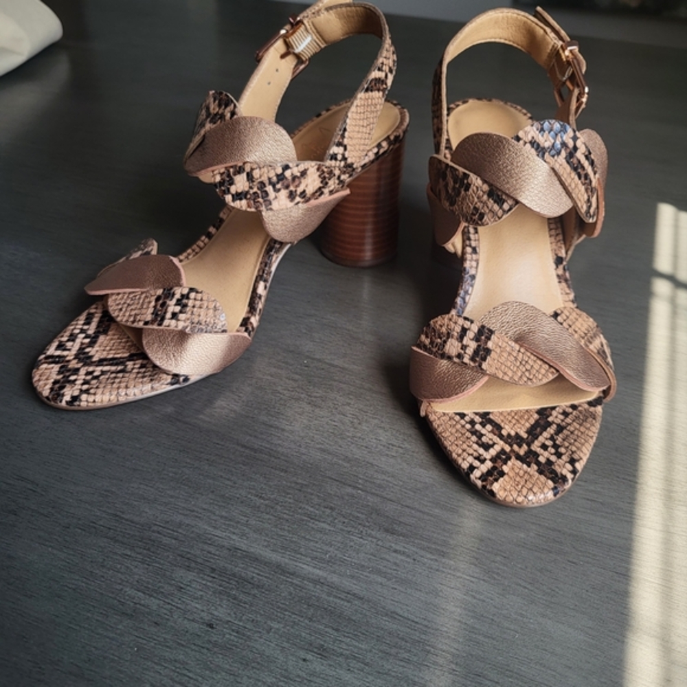 Brand NEW Crown Vintage Snakeskin and Tan Heels SIZE 7